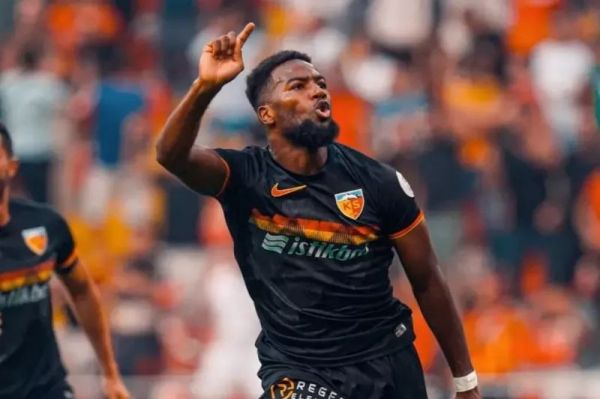  نازون همچنان در ترکیه و با پیراهن ترجیحا قرمز   عکس