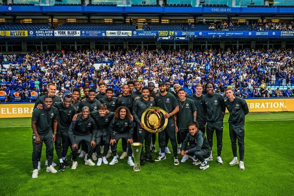 جشن افتخار در استمفوردبریج؛ عکس یادگاری بازیکنان چلسی با دو جام