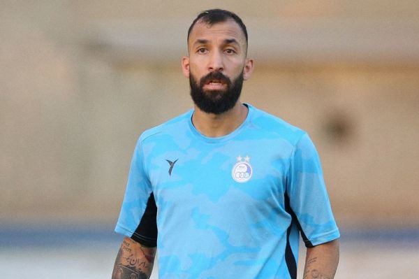  عیادت روزبه چشمی از هوادار استقلال  عکس