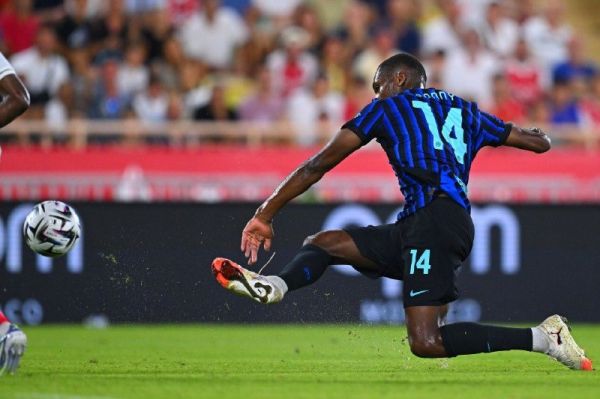 اینتر در بازی مقابل حریف سرسختش 10 نفره کامبک زد