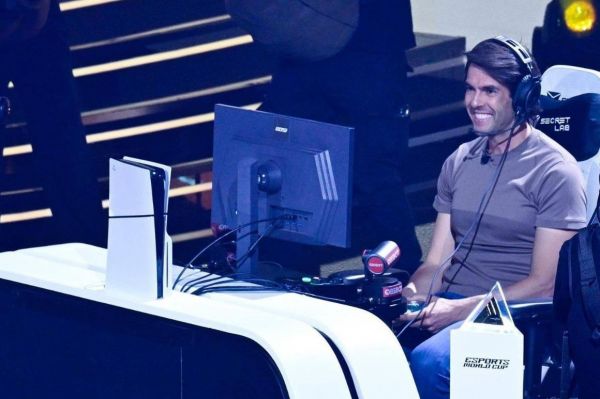 کاکا و پیروزی مقابل رونالدو در جام جهانی الکترونیکی عکس