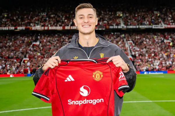 خرید جدید منچستریونایتد، الگوی کودکیاش را معرفی کرد