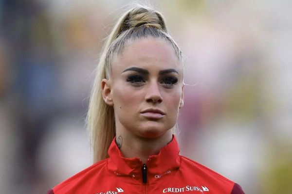  رسمی  آلیشا لمن به کومو پیوست