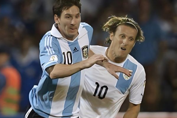  دیگو فورلان  لیونل مسی در تیم ملی آرژانتین فراتر از یک ستاره است