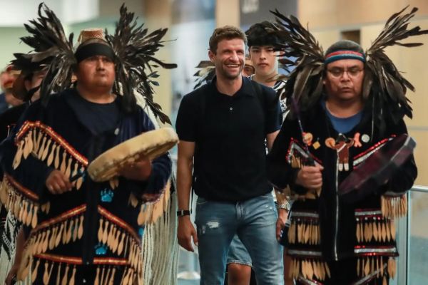 عکس؛ استقبال بومی جالب از توماس مولر در کانادا