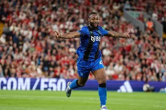 ورود پلیس به اتفاقی جنجالی که در آنفیلد رخ داد