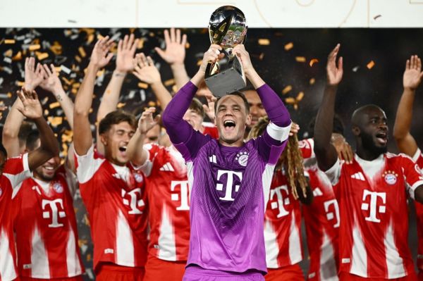  جایزه ویژه‌ای که مانوئل نویر به دست آورد  عکس