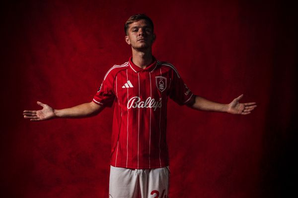  رسمی  پدیده منچستر سیتی به ناتینگهام فارست پیوست