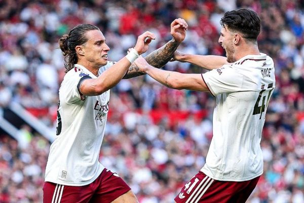 شروع اقتصادی آرسنال در لیگ برتر؛ گل کالافیوری، اولدترافورد را فتح کرد