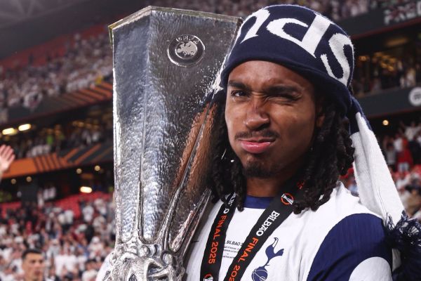  رسمی  قرارداد مدافع تاتنهام با این تیم تمدید شد