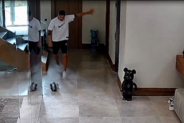 زمین خوردن عجیب ستاره رئال مادرید در خانه عکس