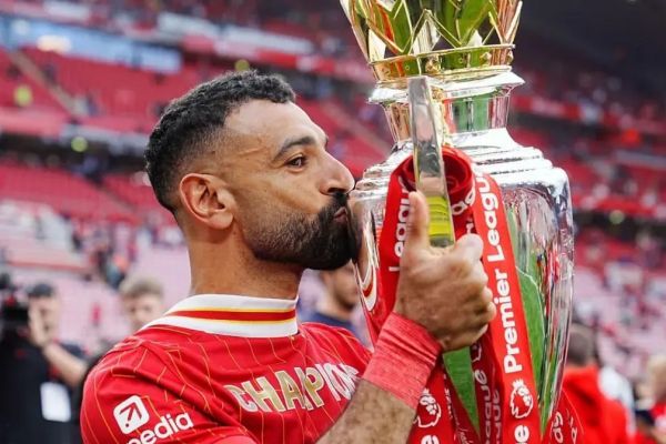  احساساتی شدن صلاح پس از دریافت جایزه بهترین بازیکن لیگ برتر انگلیس