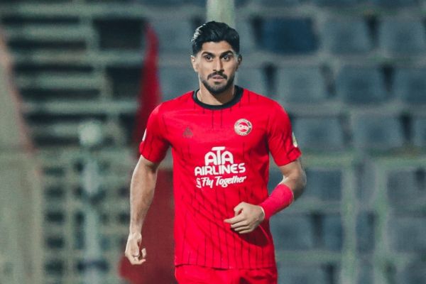 مدافع تراکتور زانوی غم بغل گرفت عکس