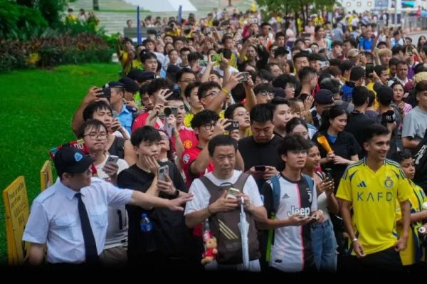  سیل جمعیت در هنگ کنگ برای دیدن رونالدو  عکس