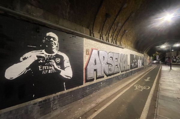  نقاشی دیواری ابرچی ازه با لباس آرسنال در لندن