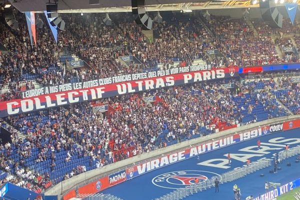 بنر جنجالی هواداران پاریسنژرمن