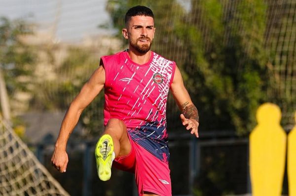 جانشین آلوز پیراهن تراکتور بر تن کرد