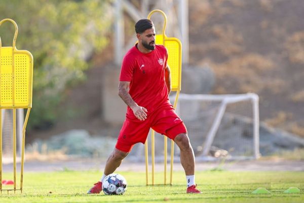 کنعانیزادگان اوریه کنار تیم و بازیکنان است