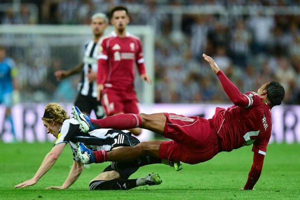  واکنش فن دایک به خطای خشن ستاره نیوکاسل بر روی او