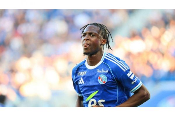  رسمی   باکوا به ناتینگهام فارست پیوست