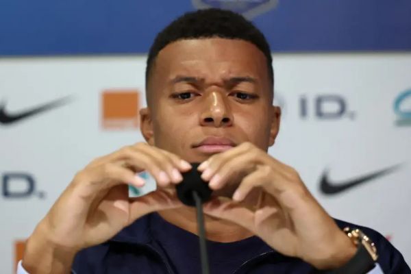 امباپه به جمع منتقدان تقویم یوفا پیوست