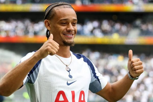 نقش کلیدی مهاجم آلمانی در انتقال سیمونز به تاتنهام