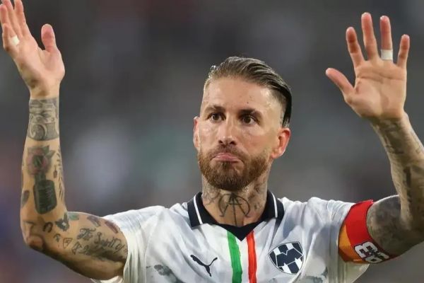 شوخی شرکت هواپیمایی با آهنگ خواندن راموس