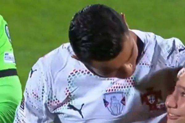  گریه‌های یک کودک در کنار رونالدو  عکس