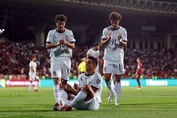  احترام گذاشتن ستاره پرتغالی به ژوتا پس از گلزنی  عکس