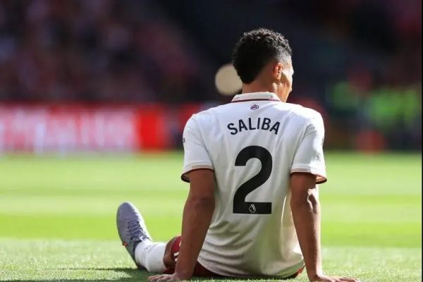 صخره دفاعی آرسنال یک ماه از میادین به دور است