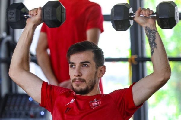 احمدزاده همچنان دفاع چپ پرسپولیس؛ هاشمیان ریسک نمیکند