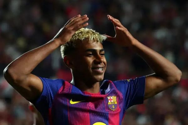 لامین یامال و خیز برداشتن به سمت توپ طلا