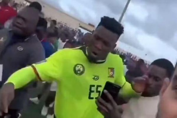  اونانا و هل دادن یک هوادار با عصبانیت  عکس