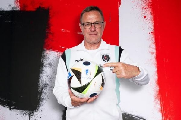  حرکت جالب سرمربی تیم ملی اتریش  عکس