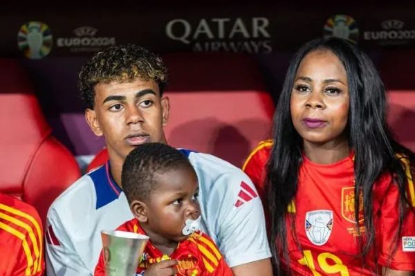  وقتی مادر یامال او را دعوا می‌کرد که درس بخواند