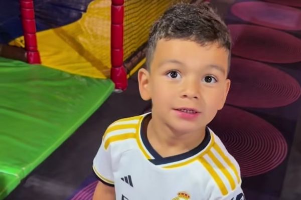 لباس رئال مادرید بر تن پسر کاسمیرو عکس