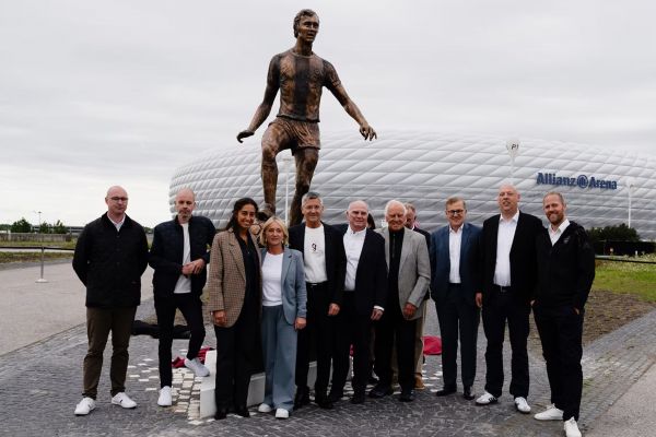 رونمایی از مجسمه اسطوره بایرن مونیخ و آلمان  عکس