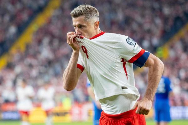 سرمربی لهستان لواندوفسکی را سالم به بارسلونا تحویل داده است