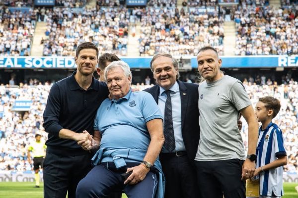 عکس؛ توشاک و دریافت مدال افتخار در کنار ژابی آلونسو