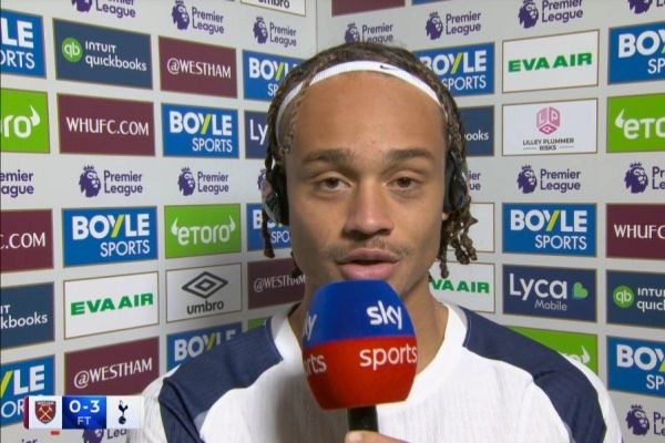 واکنش احساسی ژاوی سیمونز پس از اولین بازی برای تاتنهام