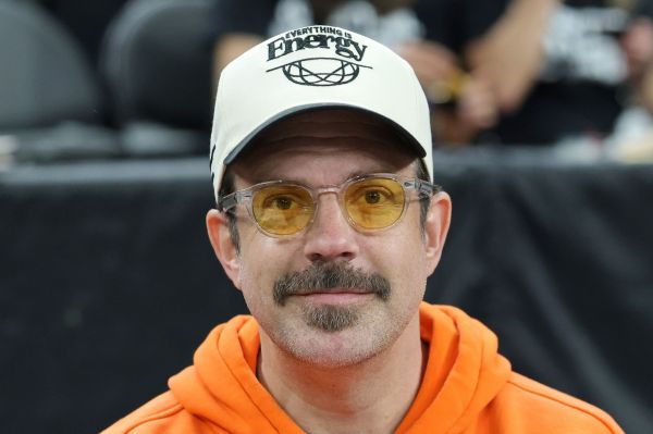 مهمان ویژه ورزشگاه آرسنال در بازی روز گذشته تد لسو و کوچ بیرد