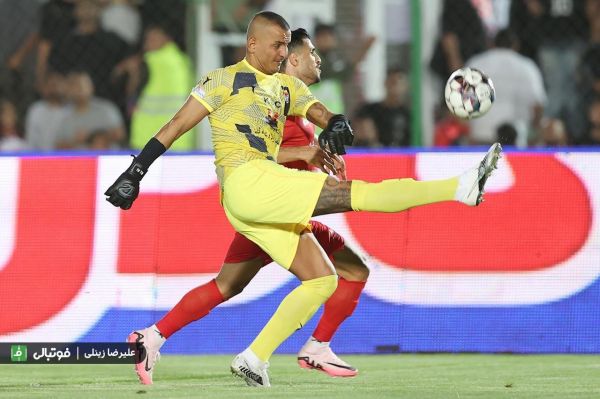  حمله شدیدالحن لک به نیازمند و گزارشگر  عکس