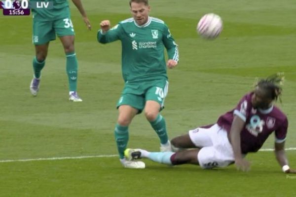  اتفاق عجیب در بازی برنلی و لیورپول  عکس