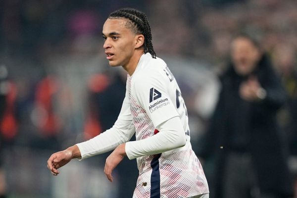  امباپه و تبریک گفتن به برادرش پس از گلزنی در دقیقه 98