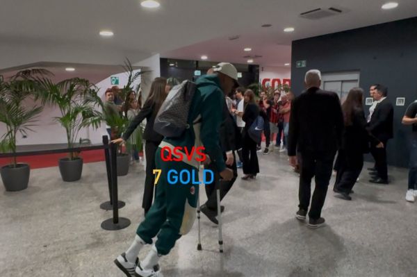  عکس؛ دروازه‌بان میلان با عصا سن سیرو را ترک کرد