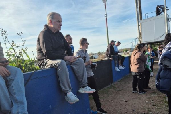 عکس؛ بیلسا و تماشای بازی لیورپول در وضعیتی عجیب