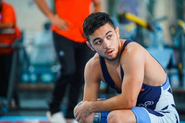 مصاف عموزاد با کشتیگیر ایرانی؛ رحمان به پیمان بیابانی رسید