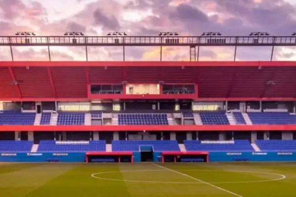 بارسلونا باز هم در ورزشگاه شش هزار نفری بازی میکند