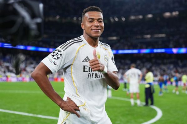 سلفی امباپه با جایزه بهترین بازیکن زمین عکس