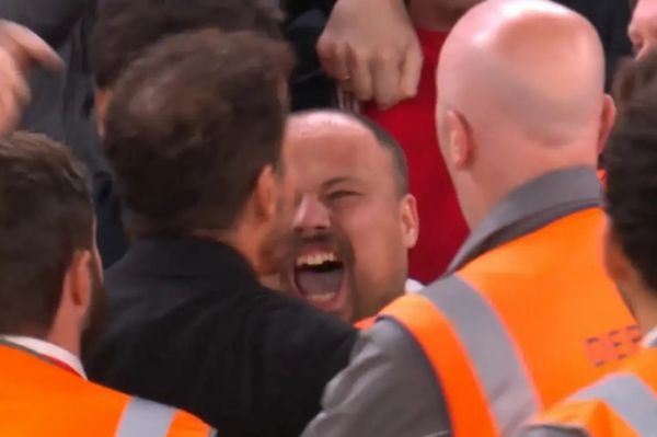 عصبانیت عجیب سیمئونه و حمله به سکوها عکس